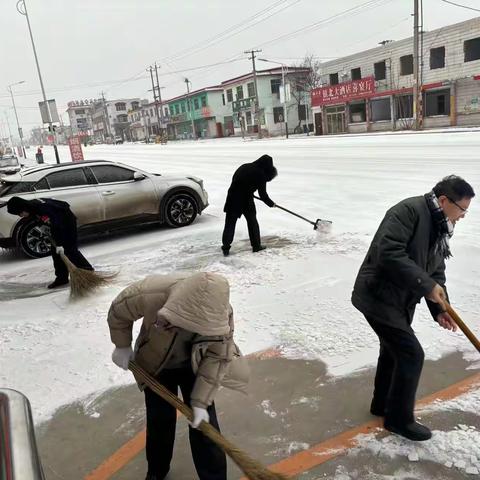 落雪无痕，冷暖相依—农行安丘白芬子支行开展除冰扫雪活动