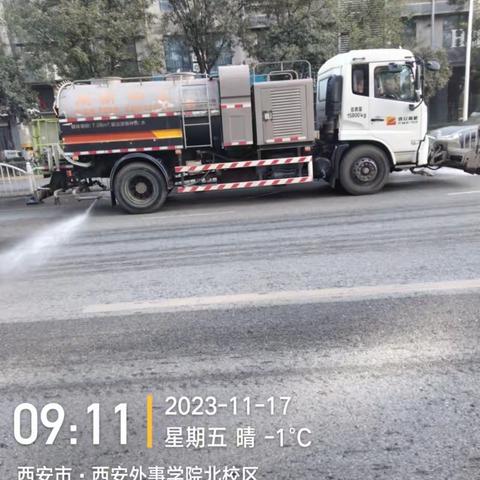 清理道路垃圾助力创建文明城市