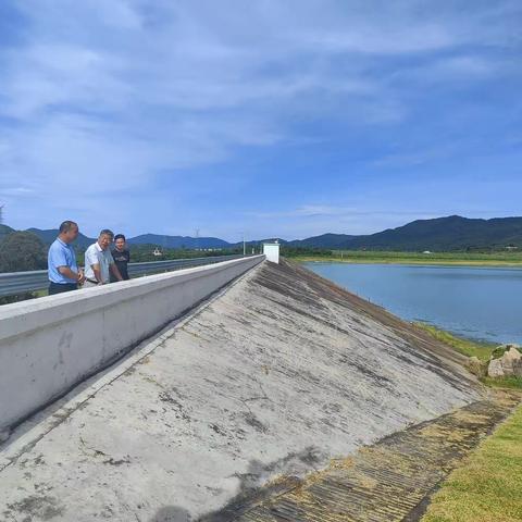 天涯区委常委、统战部部长彭建军巡查布甫村布山水库及周边酒厂的食品和消防安全。