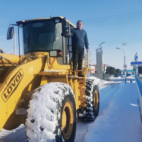 情满校园 铲雪除冰暖人心