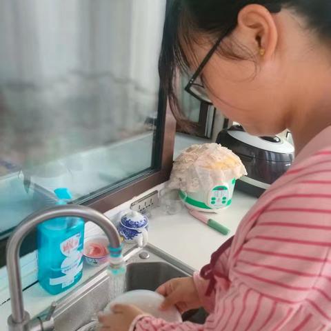 以食促劳 遇见美好 ––––一年三班暑假德育活动展示