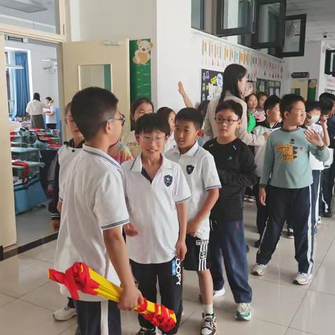 阳光大课间——丰富的道具，无限的快乐