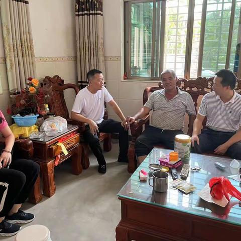 区委编办赴甲子镇昌西村下坡村开展建档立卡脱贫户走访慰问活动