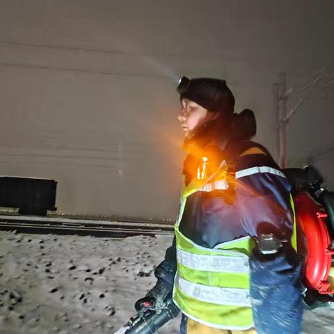 寒夜清雪：钢轨上的守夜人