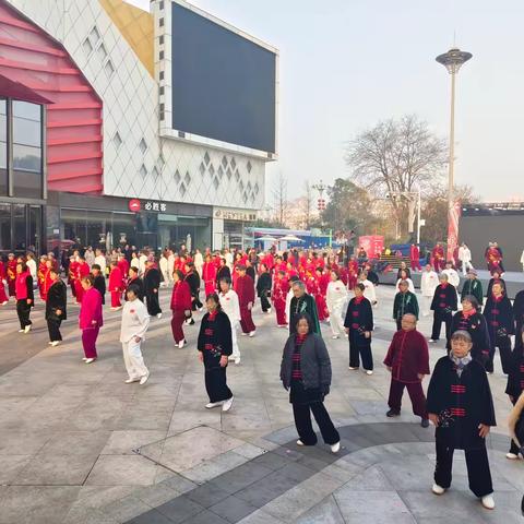 中国建设银行遂宁新区支行协办、分行办公室、公司部、高新支行共同参加“金融为民谱新篇，守护权益防风险”为主题的、市河东新区“庆元旦 迎新春”太极展演活动