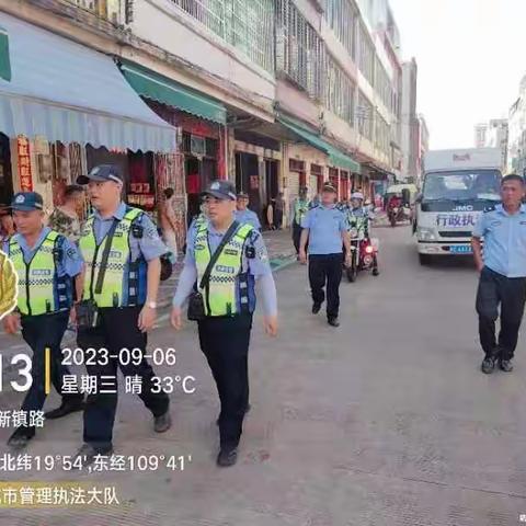 县综合行政执法局城管大队联合县交警大队开展整治车辆乱停放行动，营造文明有序市容环境