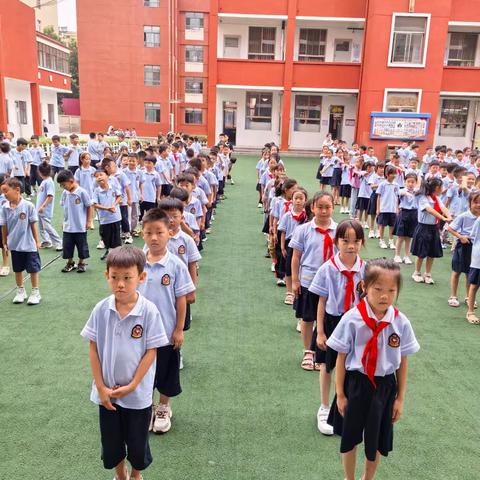 期末参评: 二年级5班：阳光成长的足迹