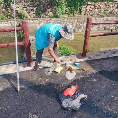 天降大雨急，河管员巡河忙