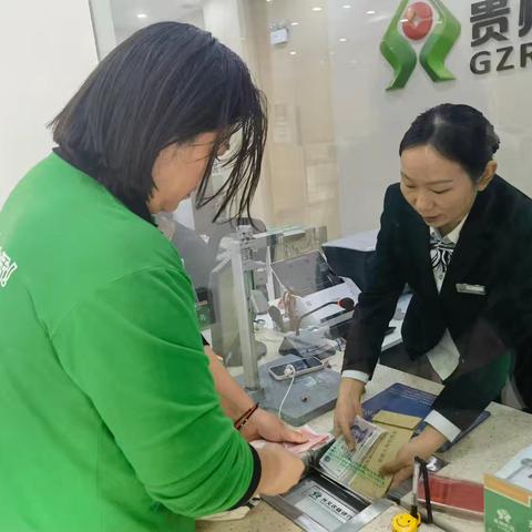 兴义农商行蓝天小微支行全力做好3.15消费者权益宣传