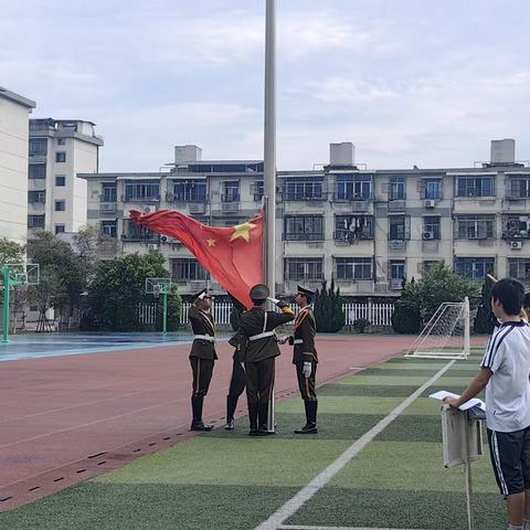 不负韶华争朝夕 全力以赴迎期末—赣州三中初二年级举行“认真复习，诚信考试”为主题升旗仪式