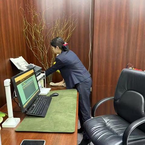 工商银行和县支行营业室开展大扫除
