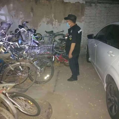 2023年6月29日水磨物业夜间保安排查社区安全隐患。