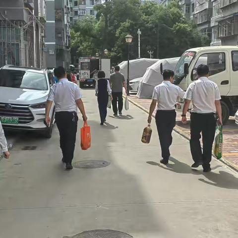 白银区支行联合工农路街道盘旋路社区慰问困难群众