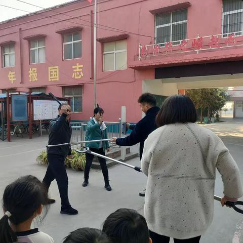 赵岗镇庞店小学防恐和消防演练