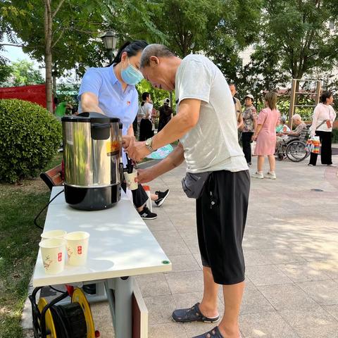 炎炎夏日送清凉     丝丝关怀暖人心