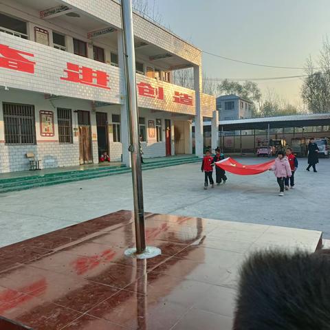 学会感恩 与爱同行——尹岗镇教育集团尹岗小学感恩教育主题升旗仪式