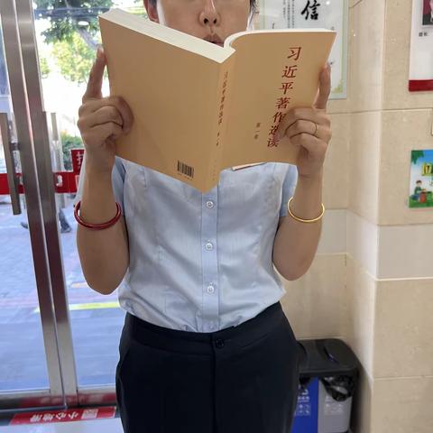 彩虹支行开展青年晨课