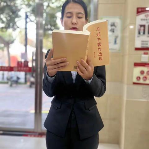 彩虹支行开展青年晨课