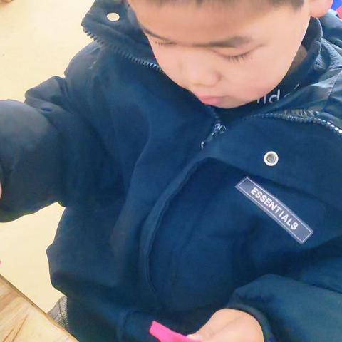 “彩色糖果”--铜山区马坡镇前八段幼儿园小一班美术活动