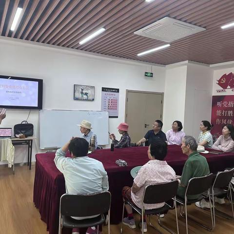 智享生活科普进社区   银发学员玩转手机摄影