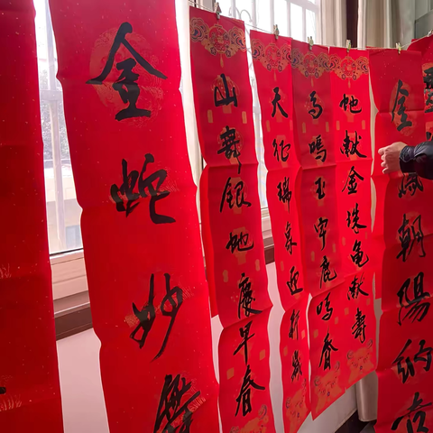 西付社区小年送祝福 ‍党韵墨香盈社区 春联福字映初心