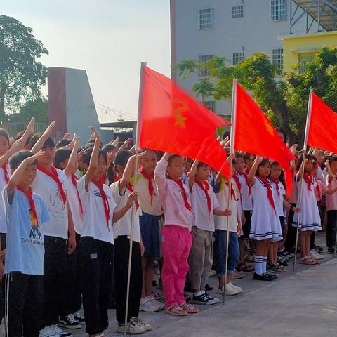 星星火炬代代传 争做新时代好队员—龙田小学喜迎建队日活动之新队员入队仪式