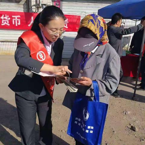 农行乌海乌达支行走进社区开展“反假货币 人人有责”宣传活动