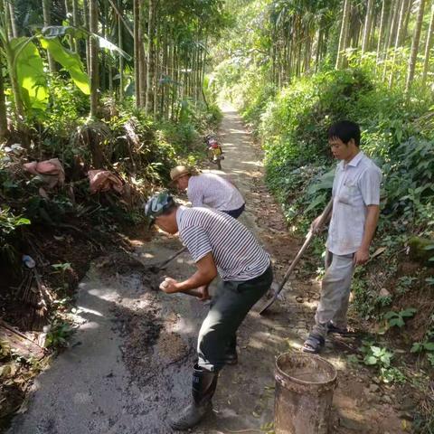 修补机耕路 时间；2023年10月3日 地点；什南定桥头至什罗把水田 因该机耕路常年被雨水冲刷导至路段，坑坑洼洼凹凸不平，村里群众开骑农用车很是不安全😂 今村组长组织群众自力更生维修缝缝䃼补坑洼路面