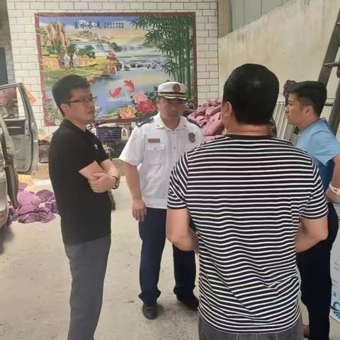 巩义市消防救援大队朱华大队长对鲁庄镇劳动密集型企业进行消防安全检查