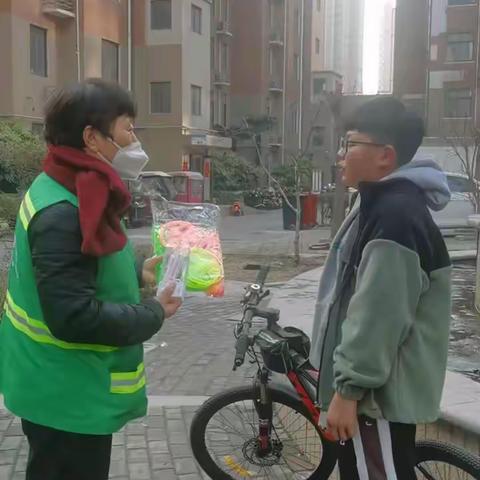 垃圾分类知识问答活动及资源回收日在尚品1698小区进行