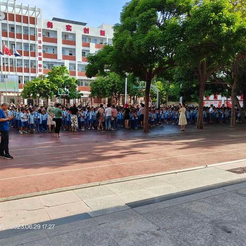 东方市第四小学‘安全月’消防安全演练