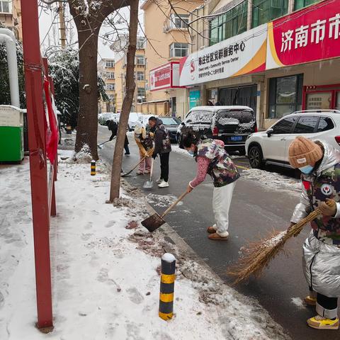 退役军人志愿服务队雪中挥锹，扫出社区新气象