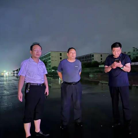 【浚县城市管理局】雨中的“逆行者” 城市的“守护者