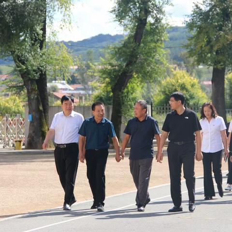 引雁讲学桑梓地 翰墨飘香润心田——省书法教研室主任王洪义教授莅临红石砬子镇中心小学书法指导讲座活动报道