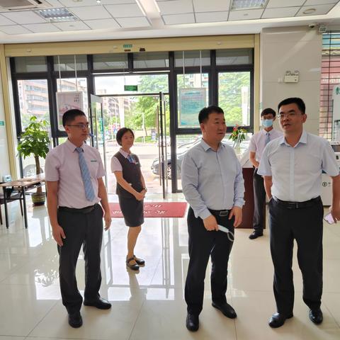 分行党委书记陈宝林同志到党建党廉“两个责任”联系点华发新城支行开展调研指导工作