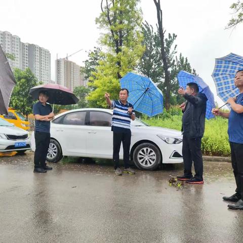 雪枫街道党工委书记高峰实地查看防汛工作落实情况