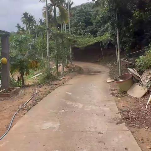 南岛农场52亩农庄，内有2.7亩建设用地，现状有一栋看护房两层楼，有八间集装箱房子，合同还有十年，接受可以重新签约，可以落在个人名字也可以落在公司名下转让费580万董