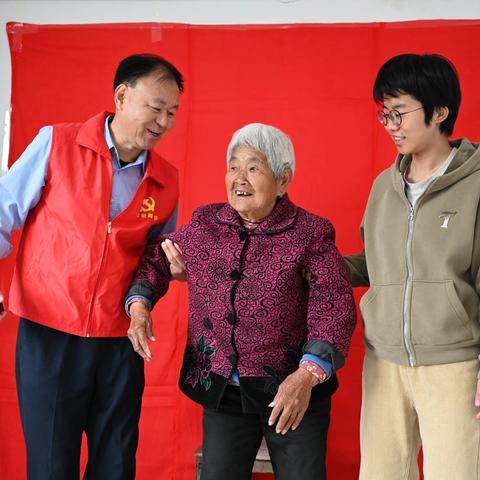 泰山路街道重阳节“花式”关爱老年人