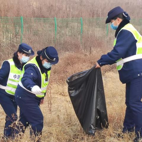 航空港区收费站常态化开展卫生大扫除活动