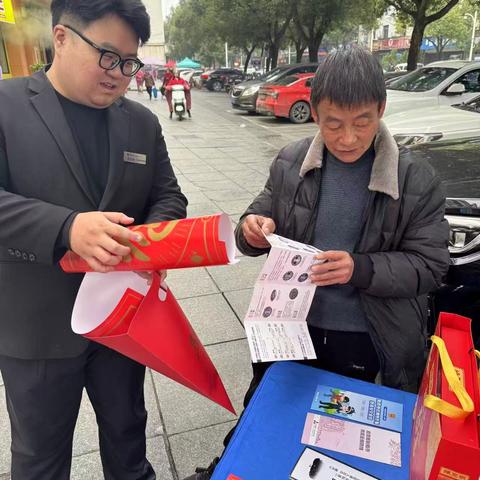 湖南银行攸县支行深入梅城国际广场现金宣传
