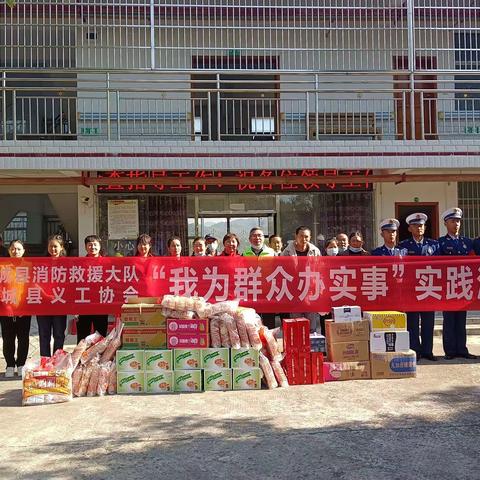 九九重阳敬老人，红色马甲送温暖。