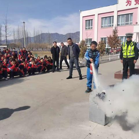 防震防火齐行动——阿热勒托别镇兴旺小学抗震、消防演练