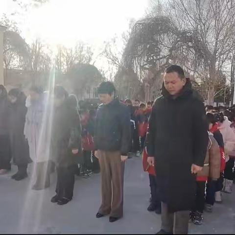 育新教育集团阿热勒托别镇兴旺小学国家公祭日·《铭记历史，缅怀先烈，珍视和平，警示未来》全体默哀仪式简报