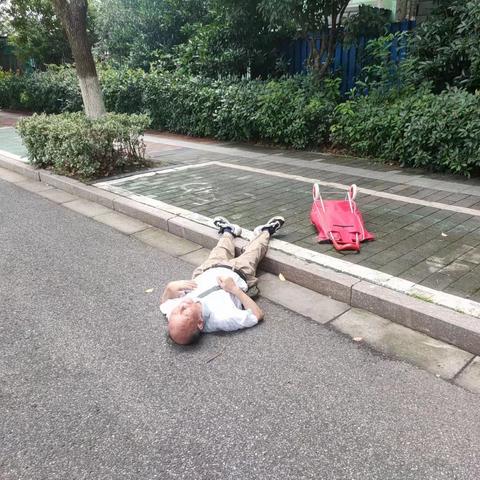 巡查发现晕倒老人及时救助