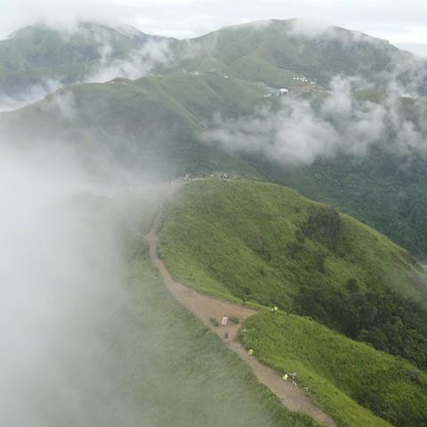 此生不悔爱川海，来年还登武功山。