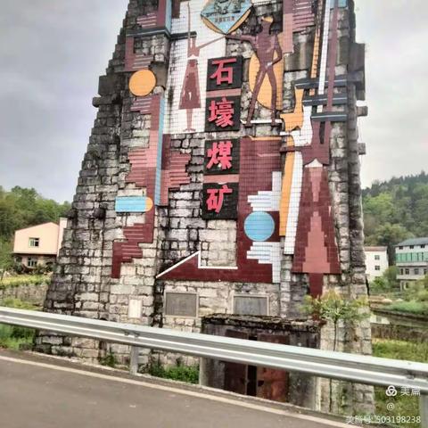 鲜花祭英烈，春雨现哀思