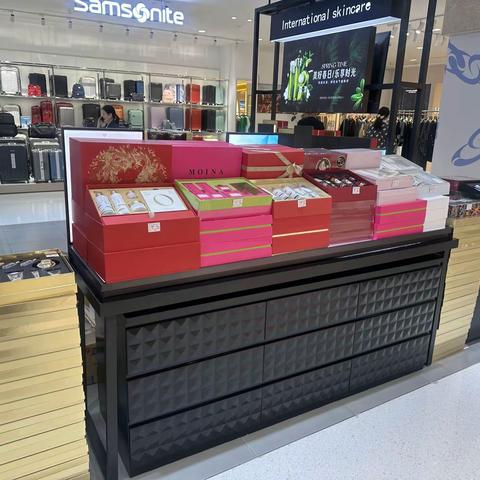 一楼化妆品粉丝家庭，香水陈列调整