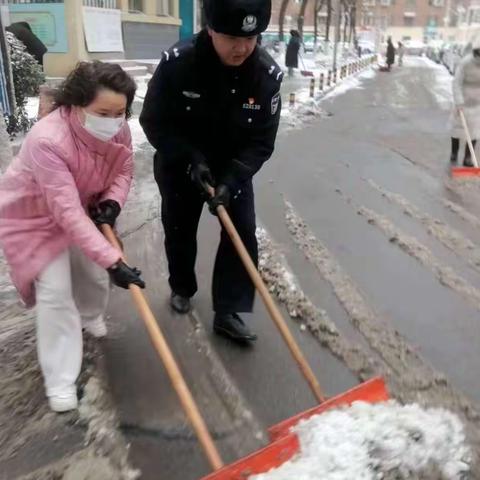 馆驿街社区积极行动 “扫雪除冰”保障居民出行安全