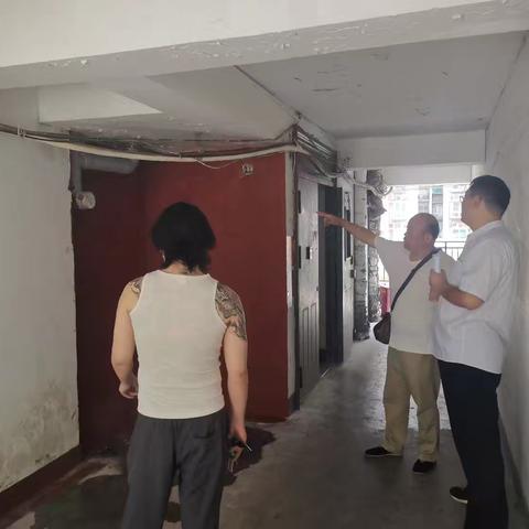 馆驿街社区第二网格“未诉先办” 为居民协调解决下水管道漏水问题