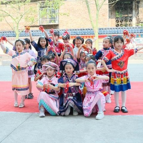 潮聚三月三 和谐在八桂 ——玉州区西就小学开展壮族"三月三"暨民族团结进步教育活动